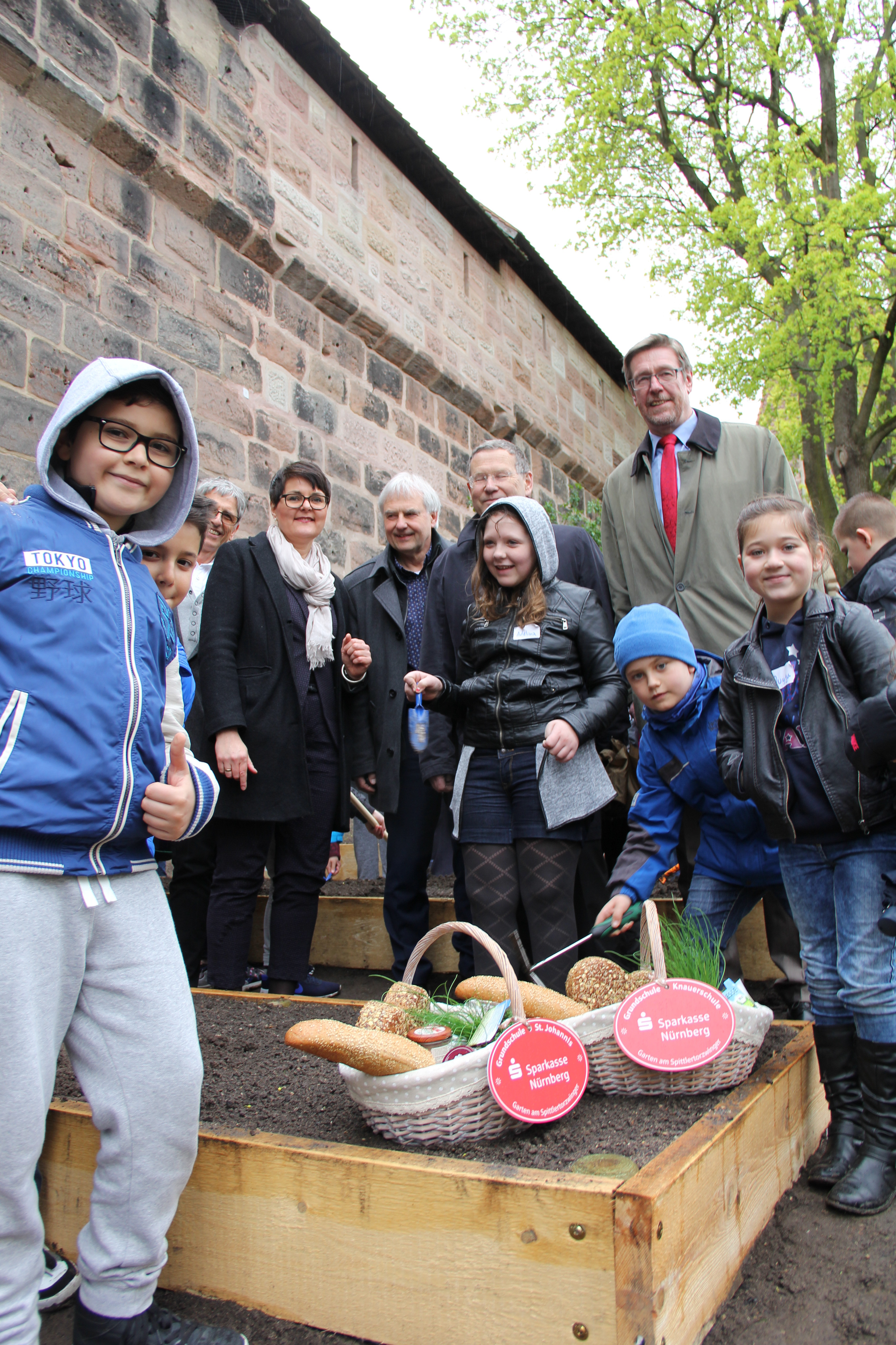 Umweltprojekt ,,Biologische Vielfalt auf der Stadtmauer": (v. l.) Einige der beteiligten Schüler und Beate Treffkorn, Dr. Peter Pluschke, Dr. Otto Heimbucher, Roland Höfler.