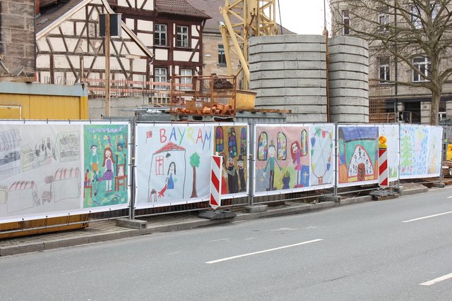 Ein Bauzaun als echter, farbenfroher Hingucker. Foto: Ebersberger