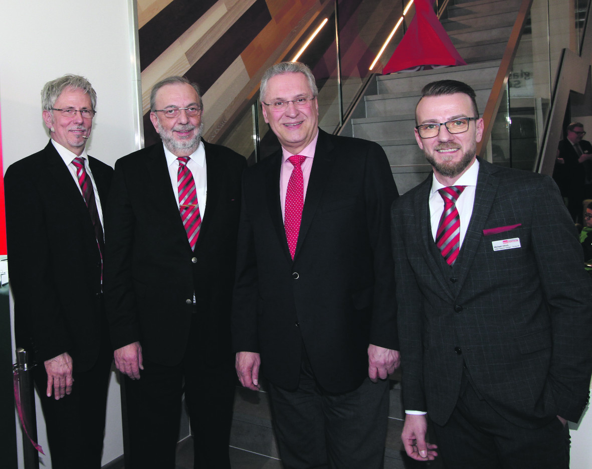 Unternehmer Konrad Schultheiß (2.v.l.), Schultheiß Vorstandsvorsitzender Michael Kopper (l.) und Michael Ullrich (r.), Leiter Interior Design, und Staatsminister Joachim Herrmann.