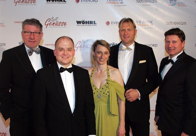 Tucher Marketing-Direktor Kai Eschenbacher (2.v.r.), Möbel Höffner Hausleiterin Simone Leuchauer, Höffner Abteilungsleiter Alexander Schiffner (l.) und Marc O. Vincent, der die Gäste musikalisch verwöhnte.