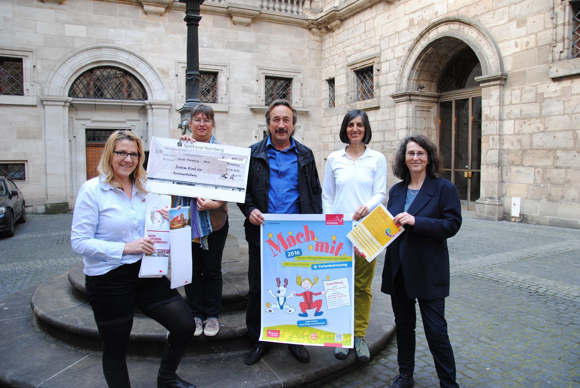 Scheckübergabe der Aktion ,,Jedem Kind ein Ferienerlebnis": (v.l.) Stadträtin Claudia Arabackyj, Fraktionsvorsitzende Dr. Anja Prölß-Kammerer, Manfred Berner (Jugendamt Nürnberg), Sabin Wittkopp (kom3pass – Veranstalter einer Ferienaktion), Beate Barthmann (Sozialamt Nürnberg).