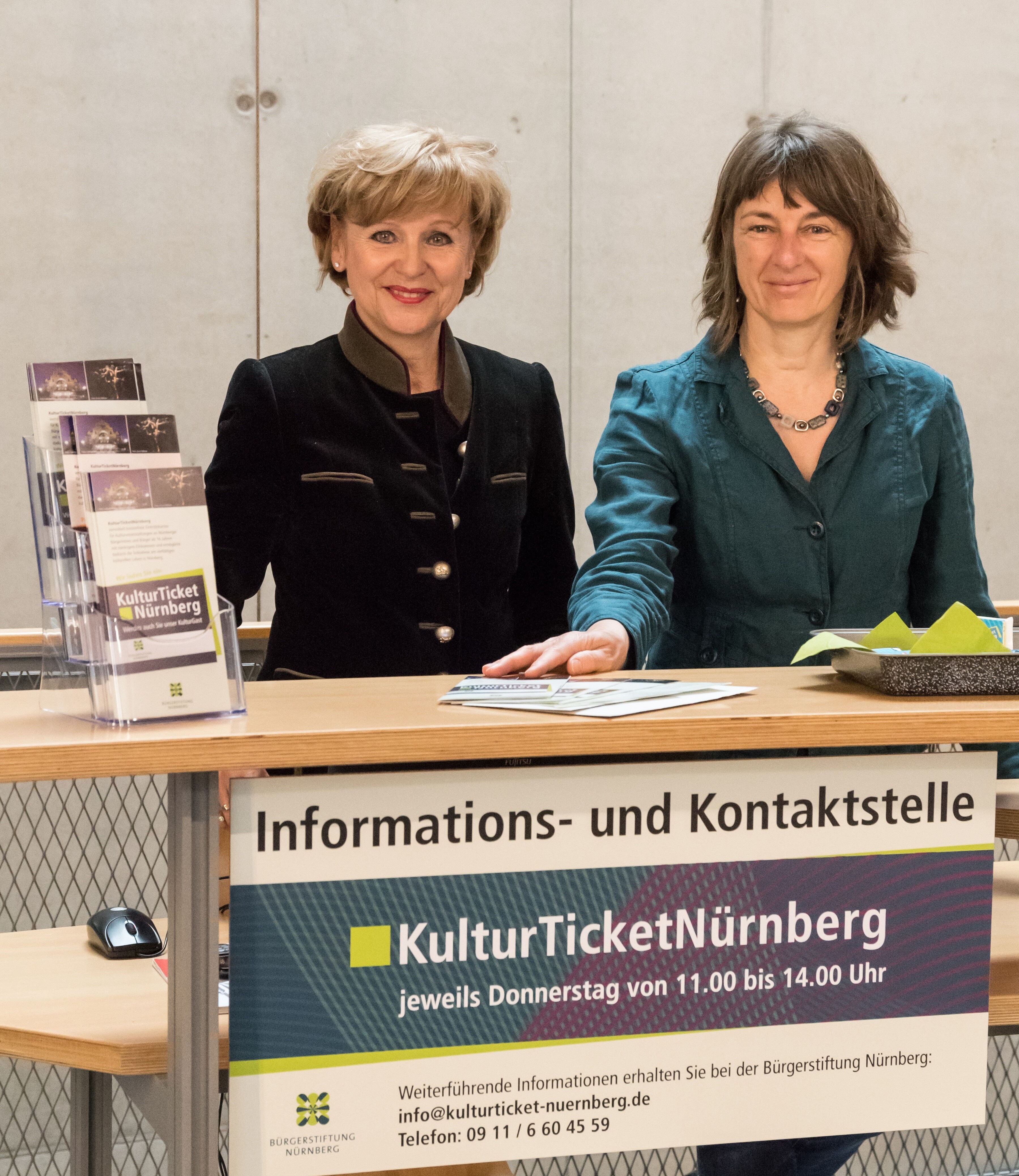 Präsentierten die Beratung von Angesicht zu Angesicht für das KulturTicketNürnberg: (l.) Inge Weise und Karoline Sichler von der Bürgerstiftung Nürnberg.