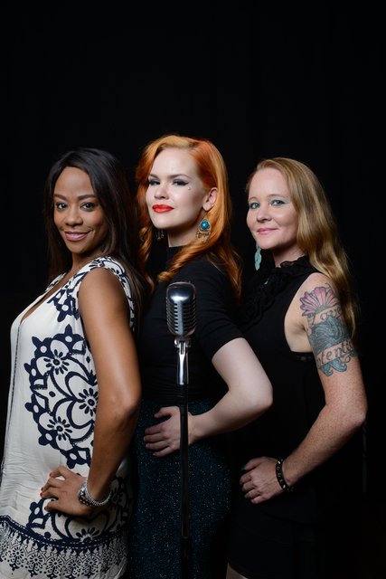 Die drei Damen vom Blues Caravan: Tasha Taylor, Ina Forsman und Layla Zoe sorgen beim Festival in Fürth für einen packenden Abschluss. | Foto: Veranstalter