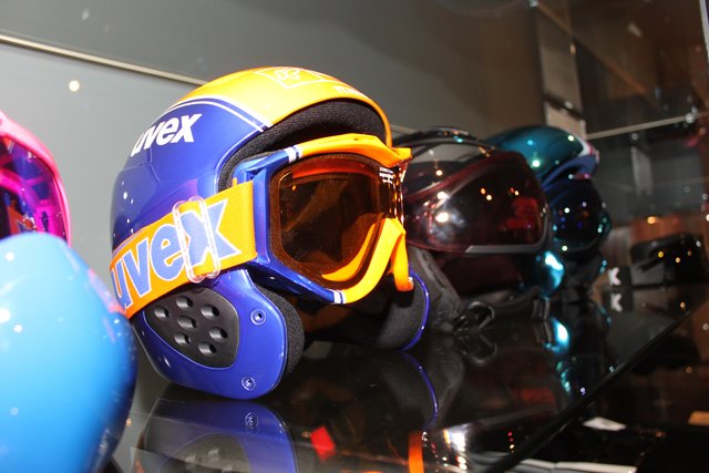 Auf allen Skipisten der Welt sind Uvex-Helme und Skibrillen zuhause. Foto: Ebersberger