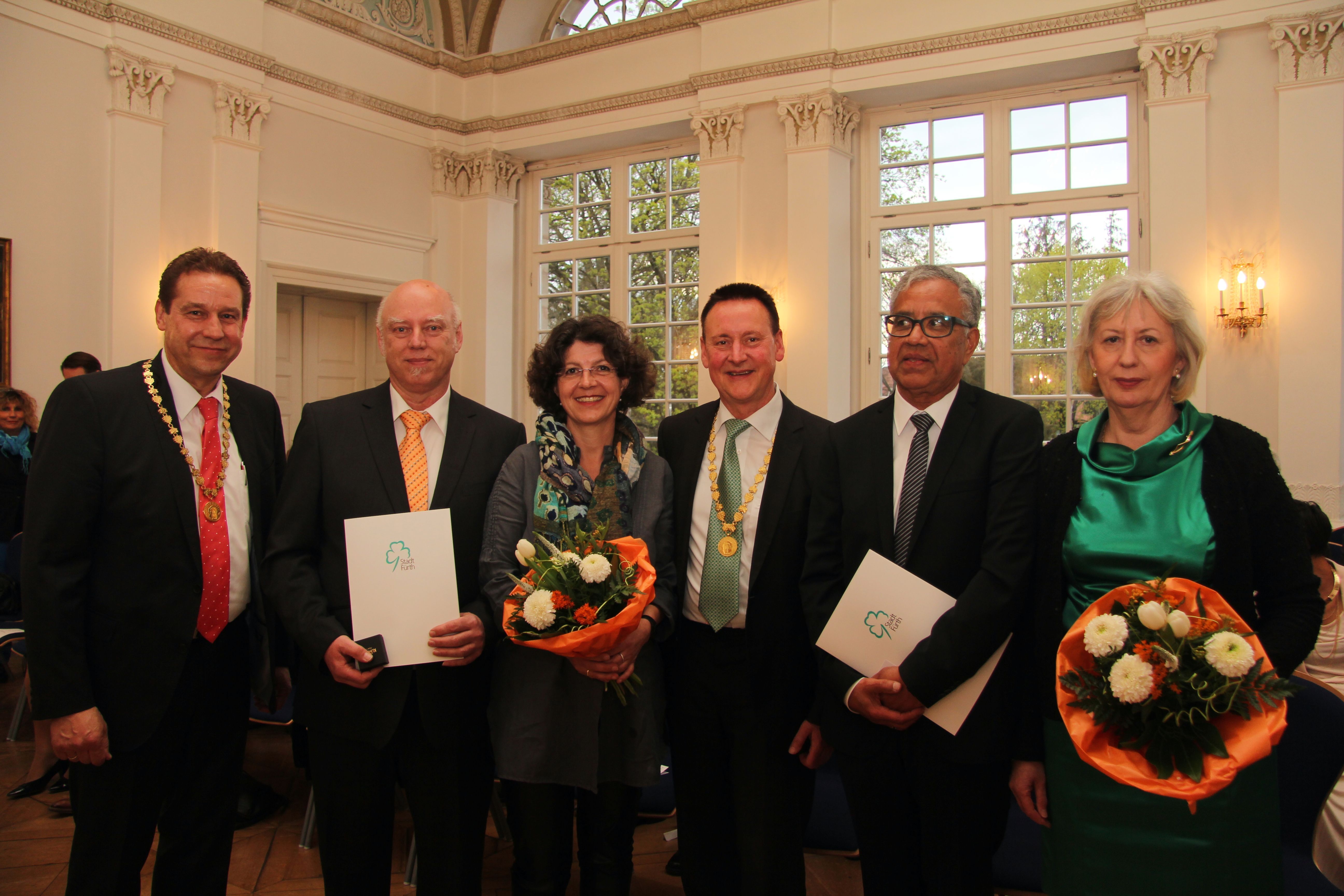 OB Thomas Jung (3. v. re.) überreichte Axel Wiemer (2. v. li.) und Dr. Habibullah Ghamin (2. v. re.) das Goldene Kleeblatt. Für die Ehefrauen gab es Blumen zu den ersten Gratulanten zählte auch Bürgermeister Markus Braun (li.). Die beiden Geehrten durften sich zudem noch ins Goldene Buch der Stadt eintragen.
