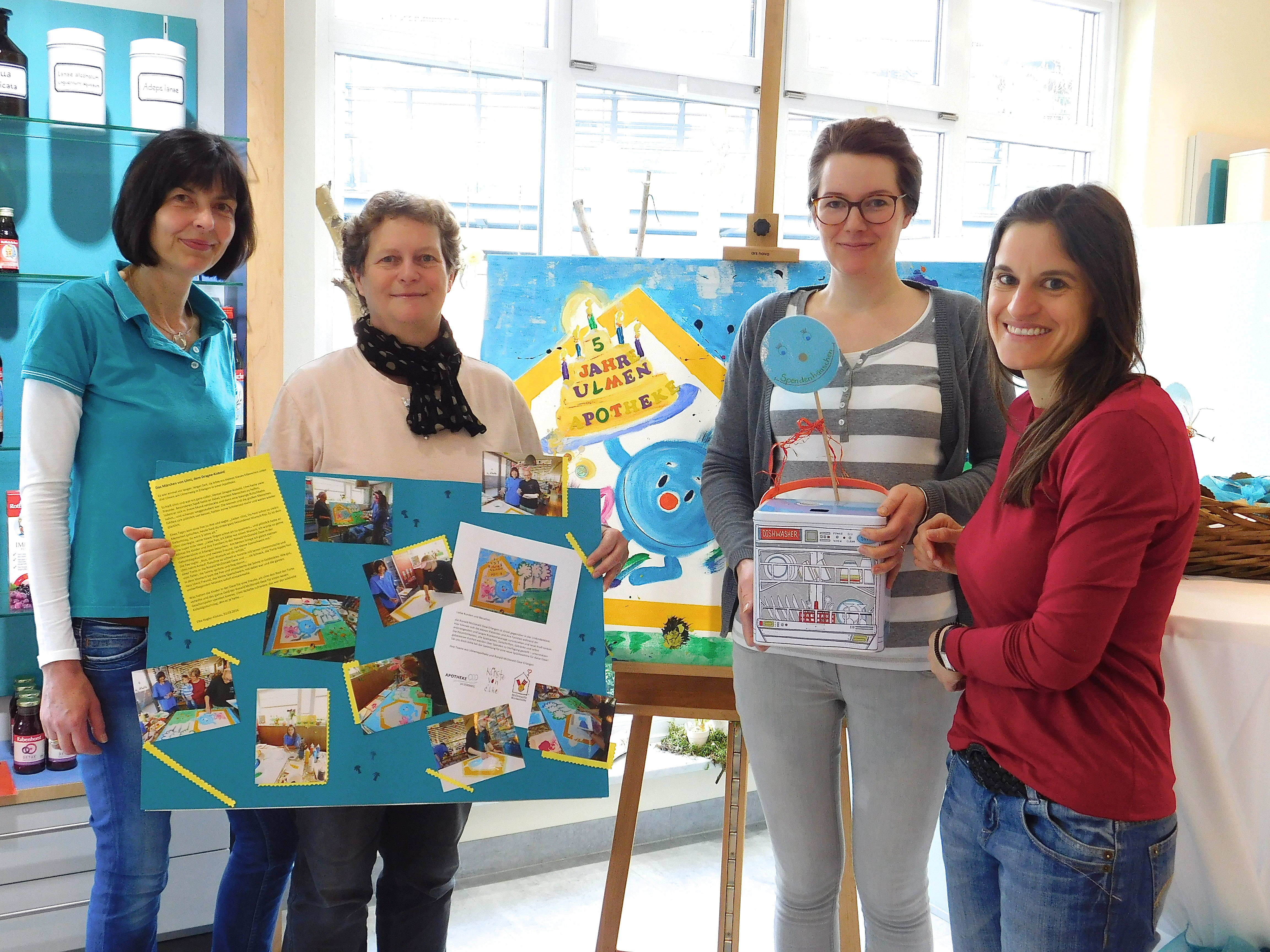 Johanna Kaup, Sabine Burger-Vollert und Lisa Danzer mit Leiterin Ines Rauschmaier (v.l.n.r.) bei der Spendenübergabe in der Ulmenapotheke gegenüber der Unikinderklinik. Foto: oh