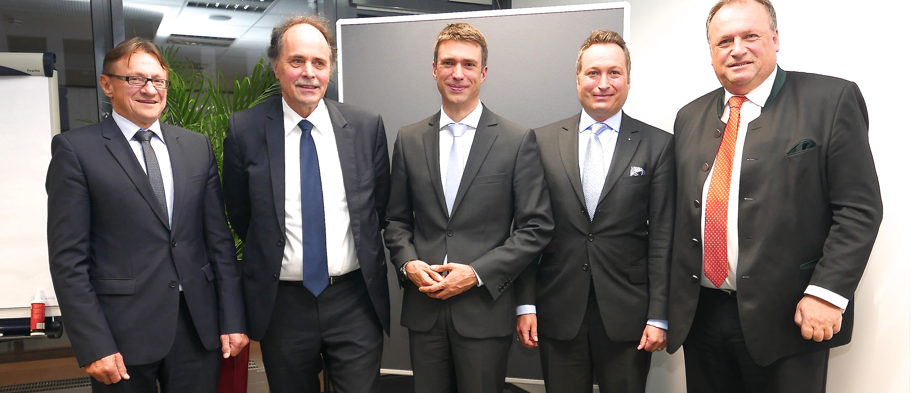 Peter Brehm (MU-Kreisvorsitzender), Karl-Heinz John (Infoteam CEO), Staatssekretär Stefan Müller, Dr. Robert Pfeffer und der Landtagsabgeordnete Walter Nussel (v.l.n.r.). Foto: H. Iwann