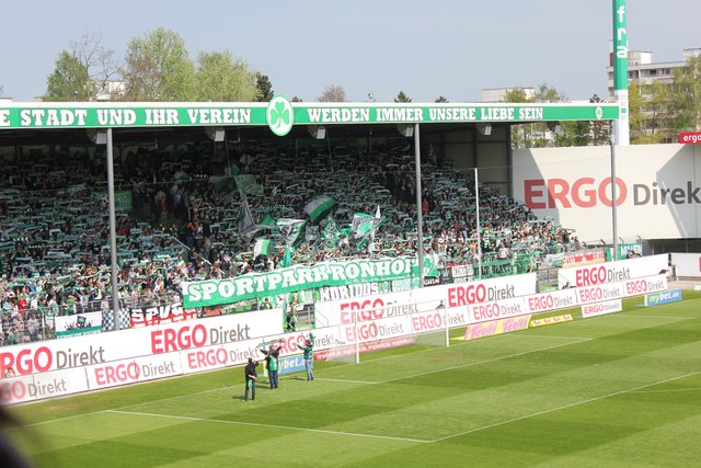 Die Kleeblattfans möchten mit ihrer Mannschaft einen Heimsieg feiern. Foto: Ebersberger