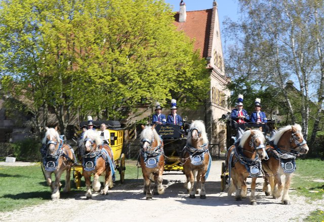 Vor dem Schloß Almoshof präsentierten sich die drei Nürnberger Postkutschen. | Foto: bayernpress