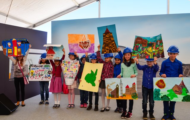 Die Bilder der Kinder werden an dem 300 Meter langen Bauzaun für alle zu sehen sein. | Foto: Nicole Fuchsbauer