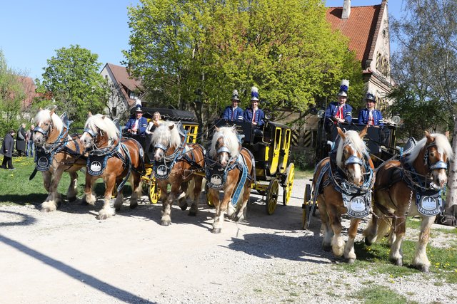 Vor dem Schloß Almoshof präsentierten sich die drei Nürnberger Postkutschen. | Foto: bayernpress