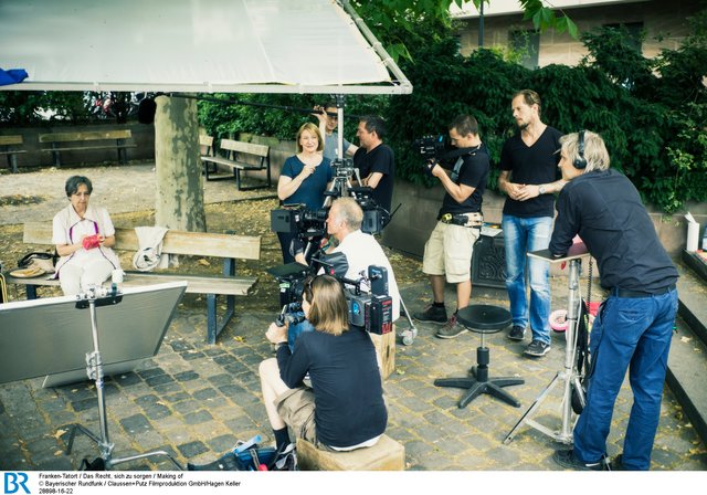 (v.l.) Tessie Tellmann (Rolle: Lydia Eichbaum), Dagmar Manzel (Rolle: Kriminalhauptkommissarin Paula Ringelhahn) und das Team (u.a. Kameramann Holly Fink und Regisseur Andreas Senn (ganz rechts)). | Foto: BR/Claussen+Putz Filmproduktion GmbH/Hagen Keller