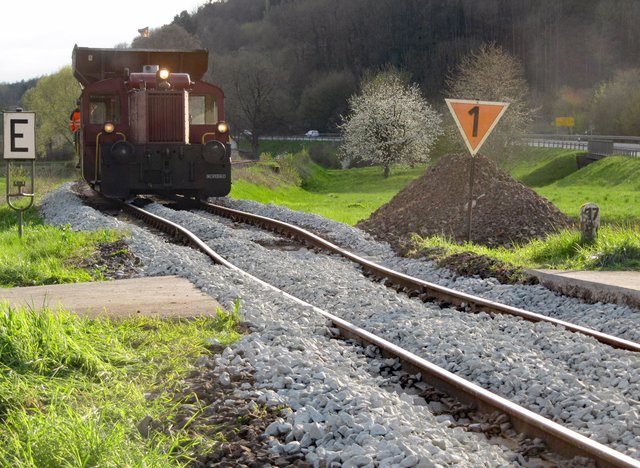 Der Bahnübergang bei Gasseldorf hat schon neue Schwellen erhalten, aber der Schotter muss darunter noch aufgefüllt und verdichtet werden. | Foto: Bernd Kittler