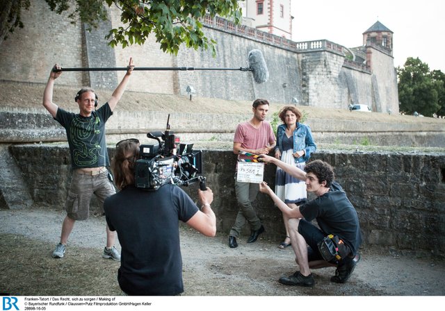 Making of: Das Team mit Nils Strunk (Rolle: Doktorand Philipp) und Eli Wasserscheid (Rolle: Kommissarin Wanda Goldwasser), in der Mitte, vor der Festung Marienberg. | Foto: BR/Claussen+Putz Filmproduktion GmbH/Hagen Keller