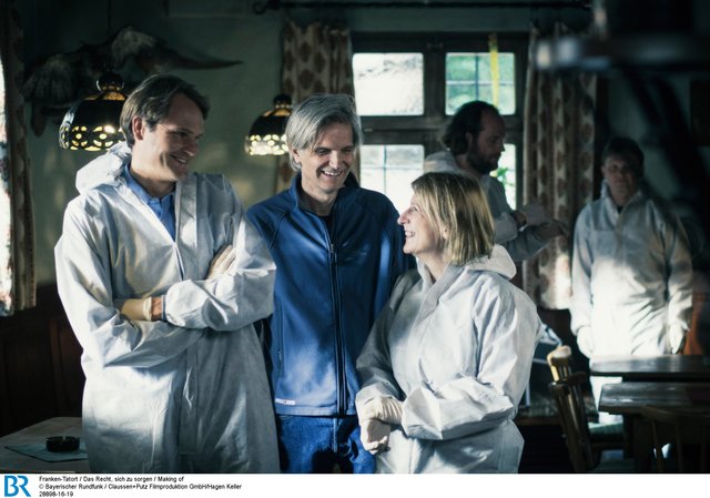 Im Vordergrund von links: Fabian Hinrichs (Rolle: Kriminalhauptkommissar Felix Voss), Regisseur Andreas Senn, Dagmar Manzel (Rolle: Kriminalhauptkommissarin Paula Ringelhahn). Dahinter: Andreas Leopold Schadt (Rolle: Kriminalkommissar Sebastian Fleischer) und ein Komparse. | Foto: BR/Claussen+Putz Filmproduktion GmbH/Hagen Keller