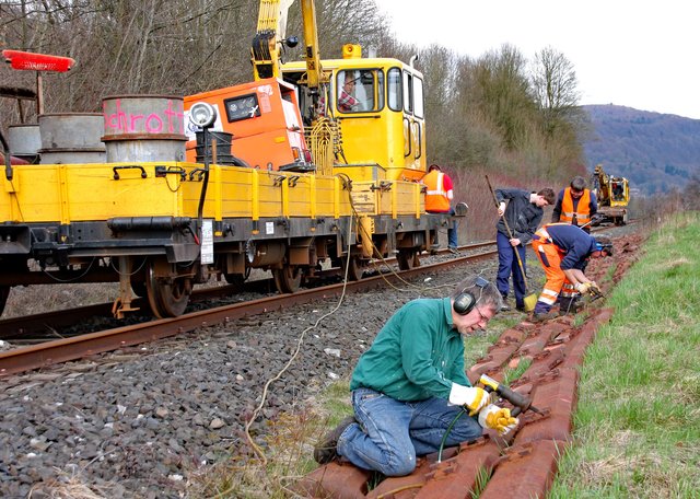Jede einzelne Schwelle wurde vor dem Einbau geprüft und an den Auflageflächen zur Schiene mit einem Nadelentroster gereinigt.