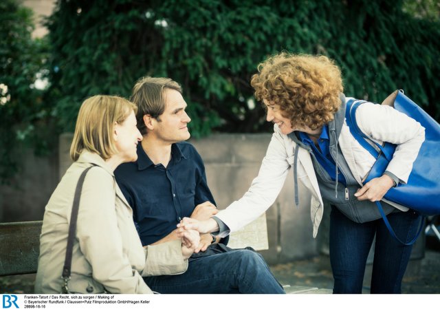 Dagmar Manzel (Rolle: Kriminalhauptkommissarin Paula Ringelhahn), Fabian Hinrichs (Rolle: Kriminalhauptkommissar Felix Voss) und BR Redakteurin Dr. Stephanie Heckner (v.l.). | Foto: BR/Claussen+Putz Filmproduktion GmbH/Hagen Keller
