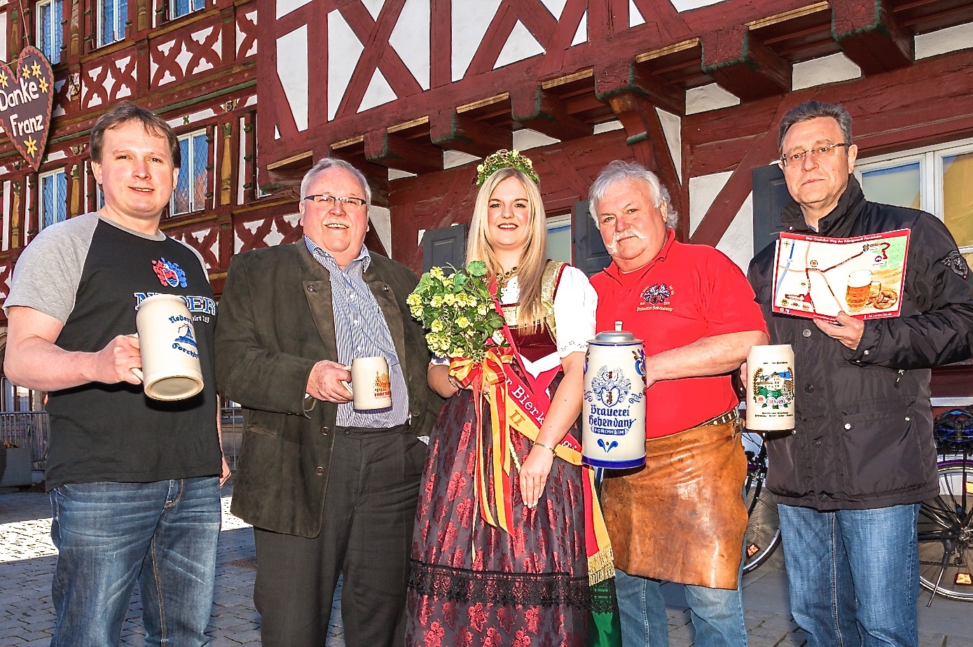 Vorstellung Bier-Genießer-Weg: Braumeister Rainer Kalb (Brauerei Neder), Bürgermeister Franz Streit, Bierkönigin Carina Schneider, Fritz Hebendanz (Brauerei Hebendanz) und Christian Schuster (Brauerei Greif / v.l.n.r.). Foto: Roland Rosenbauer