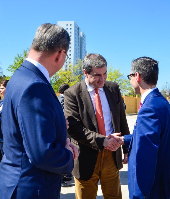 NürnbergMesse CEO Dr. Roland Fleck (l.) und Wirtschaftsreferent Dr. Michael Fraas (r.) begrüßen Staatsminister Dr. Markus Söder auf der Baustelle. | Foto: Nicole Fuchsbauer