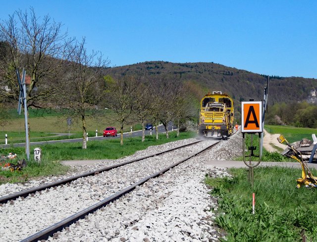 Das Ergebnis kann sich sehen lassen: nach dem Einschottern und der Bearbeitung durch die Stopfmaschine liegt das Gleisbett perfekt. | Foto: Bernd Kittler
