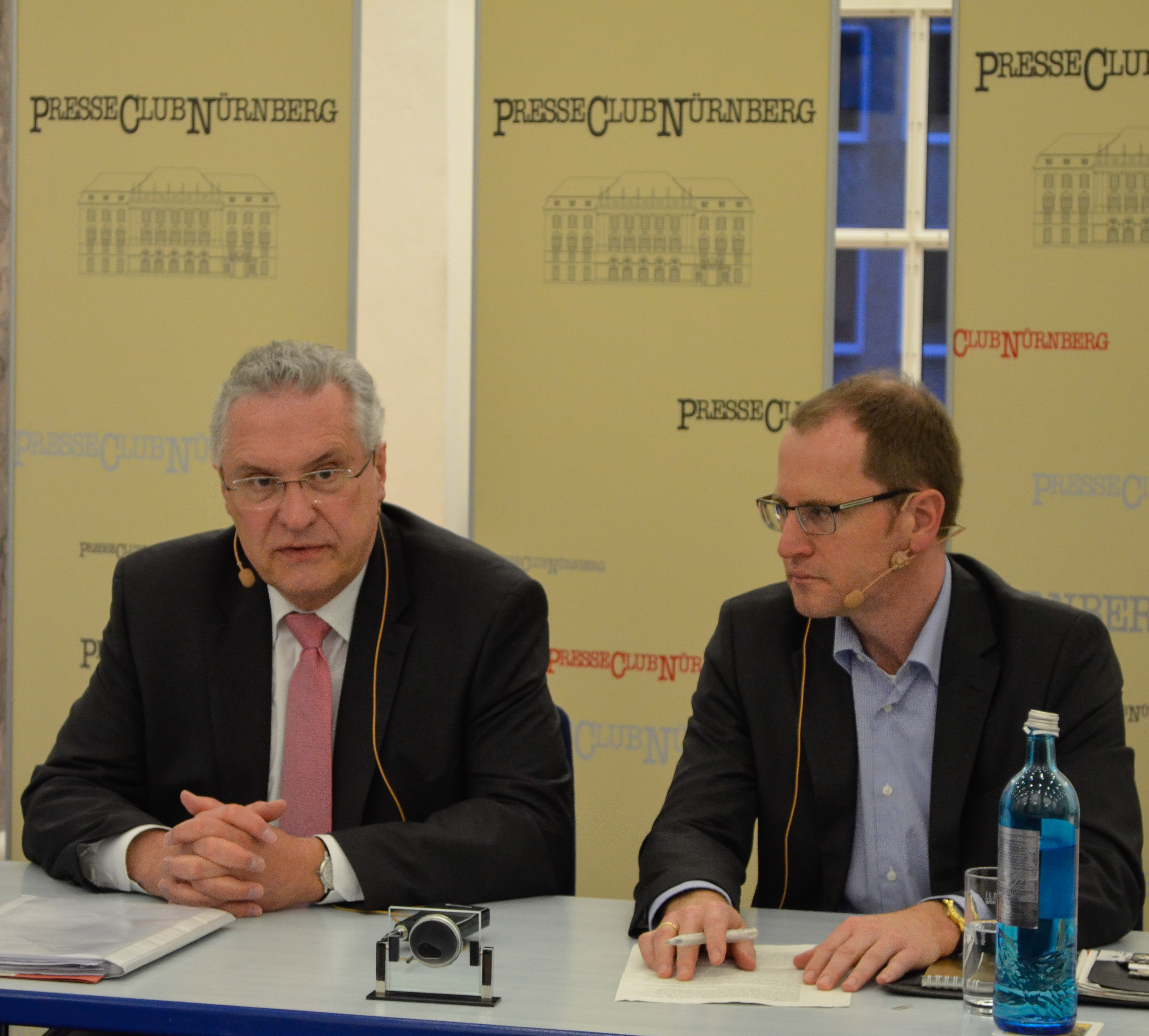 Der Bayerische Staatsminister Joachim Herrmann (l.) stellte sich im Presseclub Nürnberg ernsten Themen - die Veranstaltung wurde moderiert von Stephan Sohr (r.).