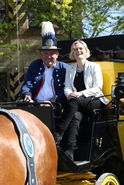 Direktorin des Museums für Kommunikation Marion Grether mit Postilion Heinz Lehneis. | Foto: bayernpress