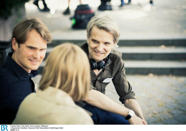Fabian Hinrichs (Rolle: Kriminalhauptkommissar Felix Voss) und Dagmar Manzel (Rolle: Kriminalhauptkommissarin Paula Ringelhahn) im Gespräch mit Regisseur Andreas Senn (v.l.). | Foto: BR/Claussen+Putz Filmproduktion GmbH/Hagen Keller