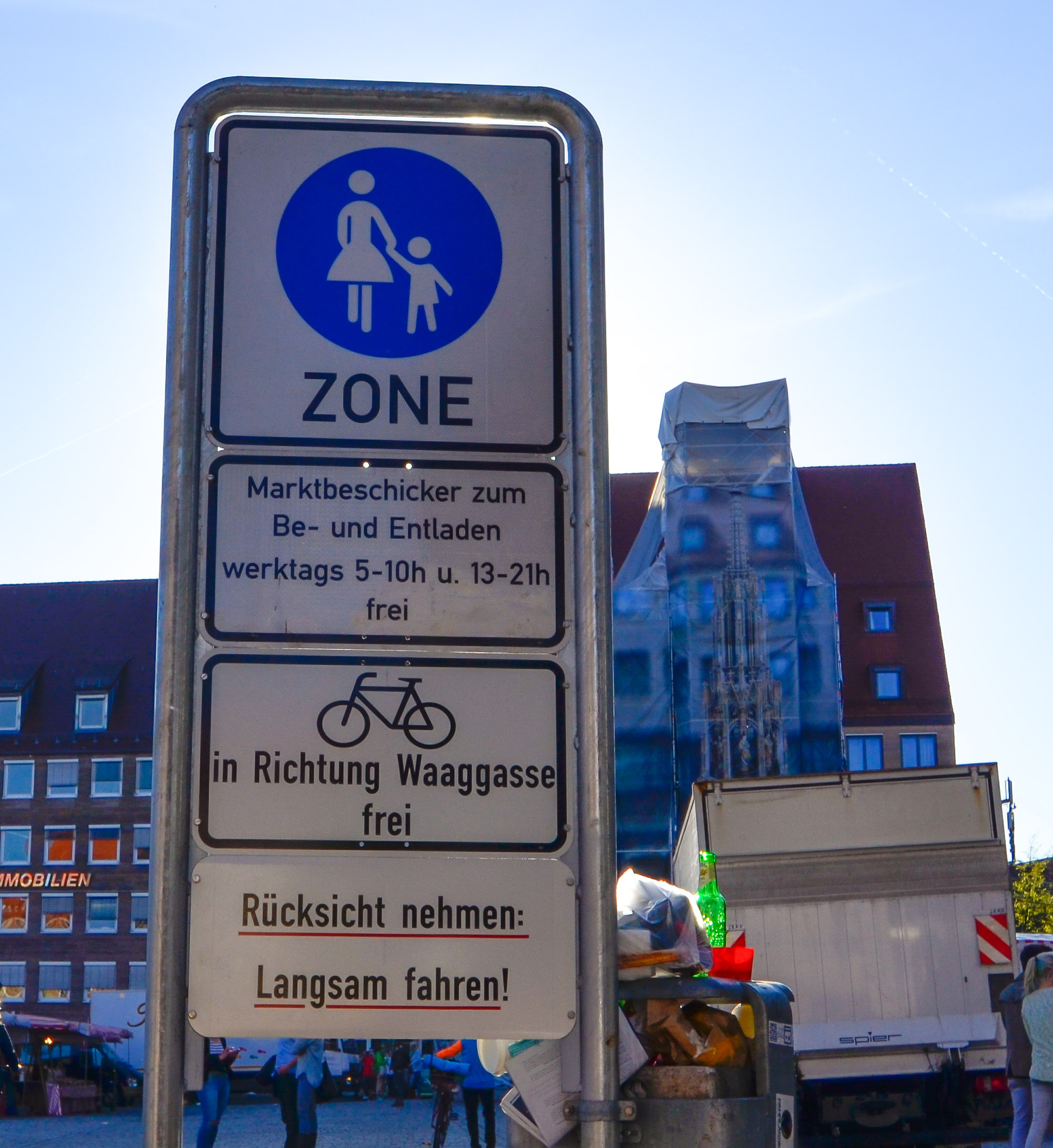 Radfahrer dürfen jetzt in einer Probephase offiziell den Hauptmarkt queren. Bei der Gelegenheit fallen unschöne übervolle Mülleimer, verstreuter Abfall und kreuz und quer platzierte Verkaufswagen auf.
