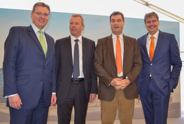 Die entstehende Halle 3C ist mit 70 Millionen Euro die größte Investition der Unternehmensgeschichte der NürnbergMesse: Die CEOs der NürnbergMesse, Dr. Roland Fleck (l.) und Peter Ottmann (r.), Staatsminister Dr. Markus Söder (2.v.r.) und Oberbürgermeister Dr. Ulrich Maly (2.v.l.). | Foto: Nicole Fuchsbauer