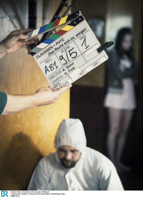 Die Klappe zum zweiten Franken-Tatort ,,Das Recht, sich zu sorgen", unten im Bild: Benjamin Griebel als Rechtsmediziner Lutz Kranich und unscharf im Hintergrund: Barbara Prakopenka (Rolle: Steffi Schwinn). | Foto: BR/Claussen+Putz Filmproduktion GmbH/Hagen Keller
