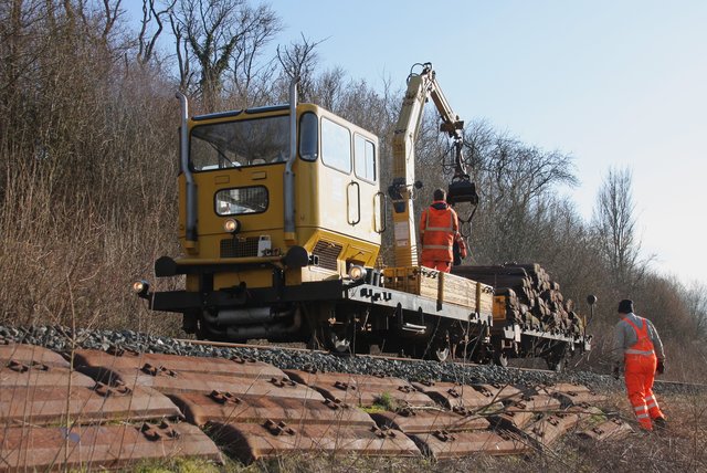 Mit dem vereinseigenen Baufahrzeug, einem sogenannten "Skl", wurden über 2000 Stahlschwellen entlang des Schienenstrangs ausgelegt.
