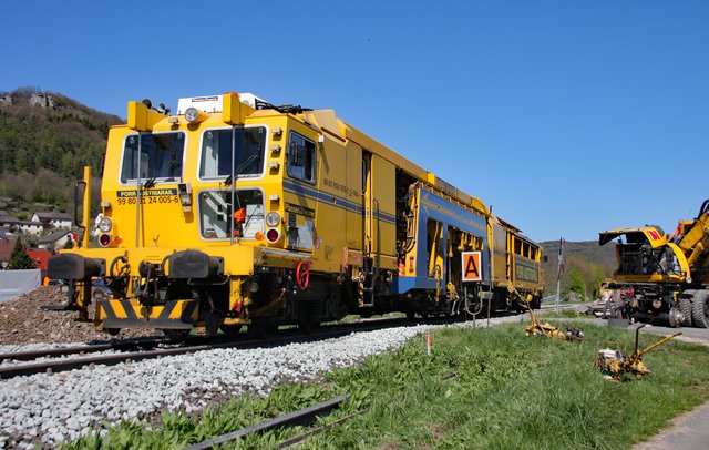 136 Tonnen schwer und 35 Meter lang ist das stählerne Ungetüm, mit dem der Schotter unter den Schwellen verdichtet wird.