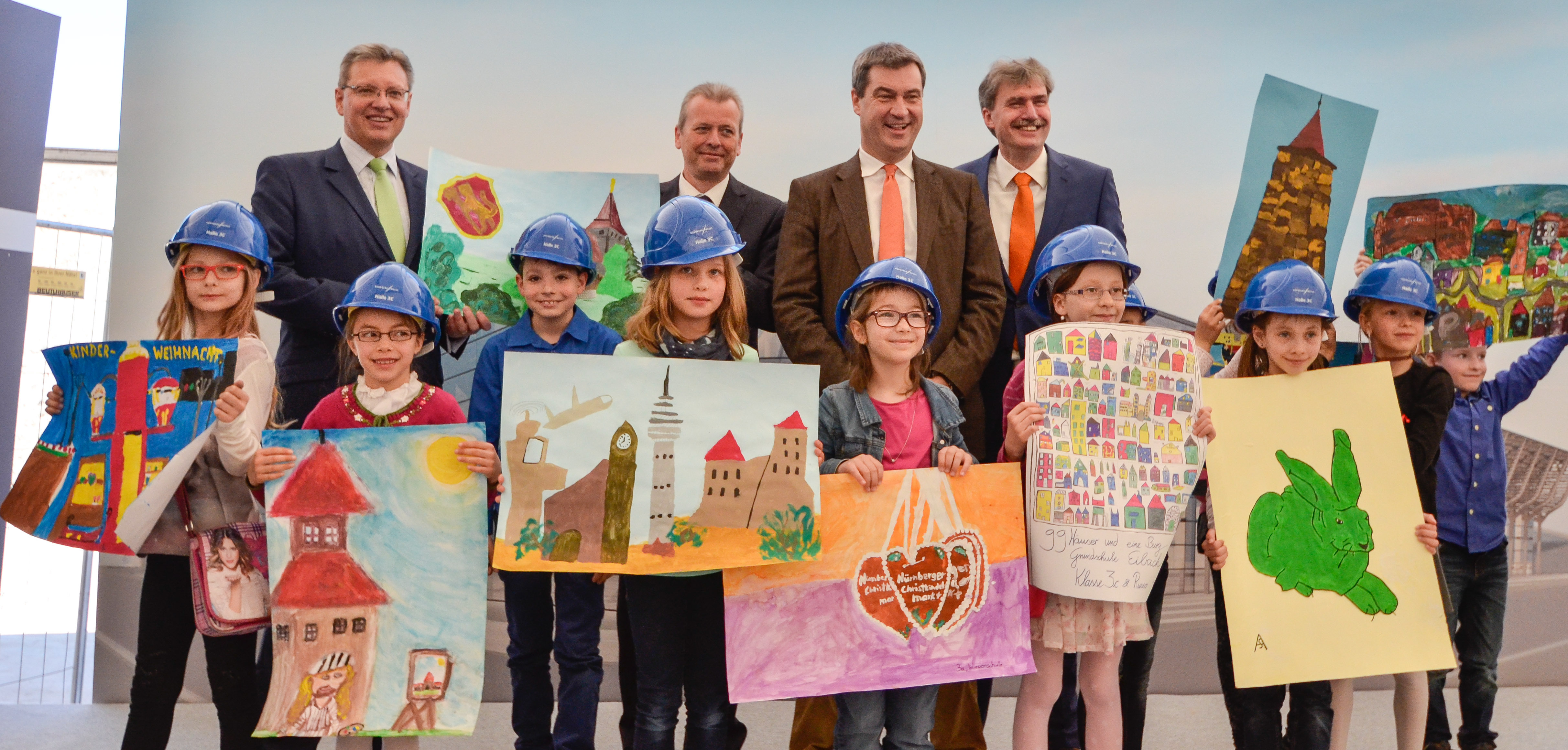 Die Schülerinnen und Schüler präsentieren stolz ihre Arbeiten zum Baubeginn der neuen Halle 3C „Nürnberg – meine Stadt“ zusammen mit Dr. Roland Fleck, CEO der NürnbergMesse, Oberbürgermeister Dr. Ulrich Maly, Vorsitzende des Aufsichtsrats der NürnbergMesse, Staatsminister Dr. Markus Söder, der stellvertretende Aufsichtsratsvorsitzende der NürnbergMesse sowie NürnbergMesse-CEO Peter Ottmann (v.l.).