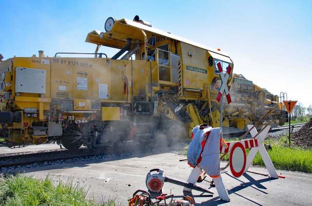 Mit Hilfe großer Gleisbaumaschinen einer Fachfirma aus Österreich wurden die Gleise im Wiesenttal überarbeitet.
