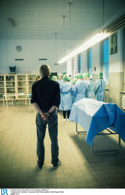Im Vordergrund: Regisseur Andreas Senn beim Dreh in der Anatomie. | Foto: BR/Claussen+Putz Filmproduktion GmbH/Hagen Keller