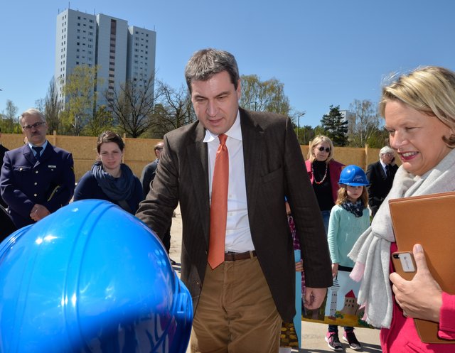 Zur Feier des Baubeginns trugen alle Schülerinnen und Schüler strahlend blaue Baustellenhelme. Hier werden sie von Dr. Markus Söder mit Handschlag begrüßt. | Foto: Nicole Fuchsbauer
