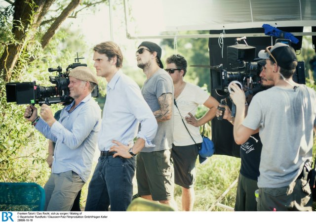 Kameramann Holly Fink, Fabian Hinrichs (Rolle: Kriminalhauptkommissar Felix Voss) und das Team (v.l.). | Foto: BR/Claussen+Putz Filmproduktion GmbH/Hagen Keller