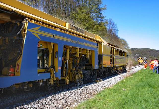 Die Stopfmaschine arbeitet dabei auf den Millimeter genau, um eine optimale Gleislage herzustellen.