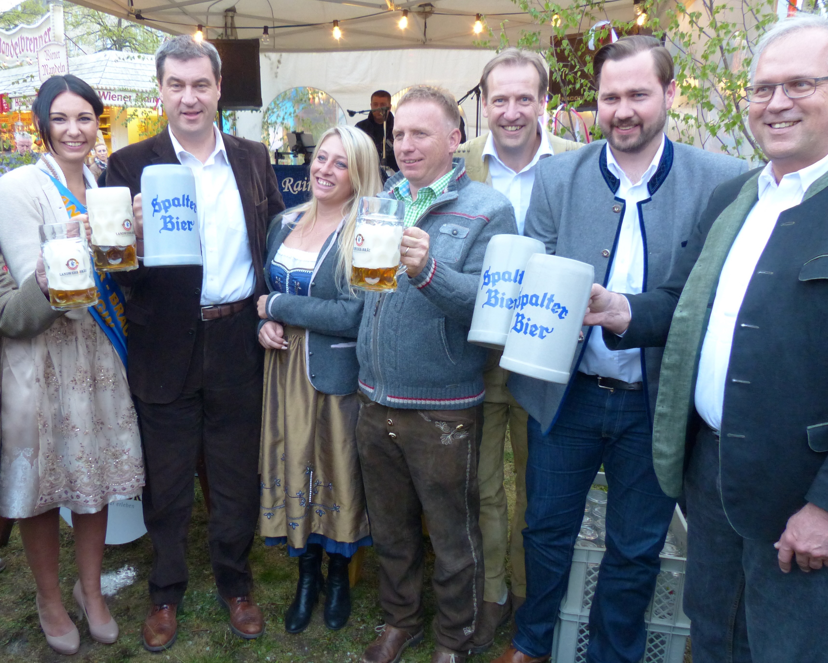 Beim Bieranstich am Freitagabend (v.l.) Bierkönigin Lisa Schubart, Staatsminister Dr. Markus Söder MdL, Kirchweihwirtin Karin Maisel, Kirchweihwirt Wolfgang Friedlsperger, Gerhard Stengel (Spalter Brauerei), CSU-Kreisvorsitzender Jochen Kohler und Bezirkstagspräsident Richard Bartsch