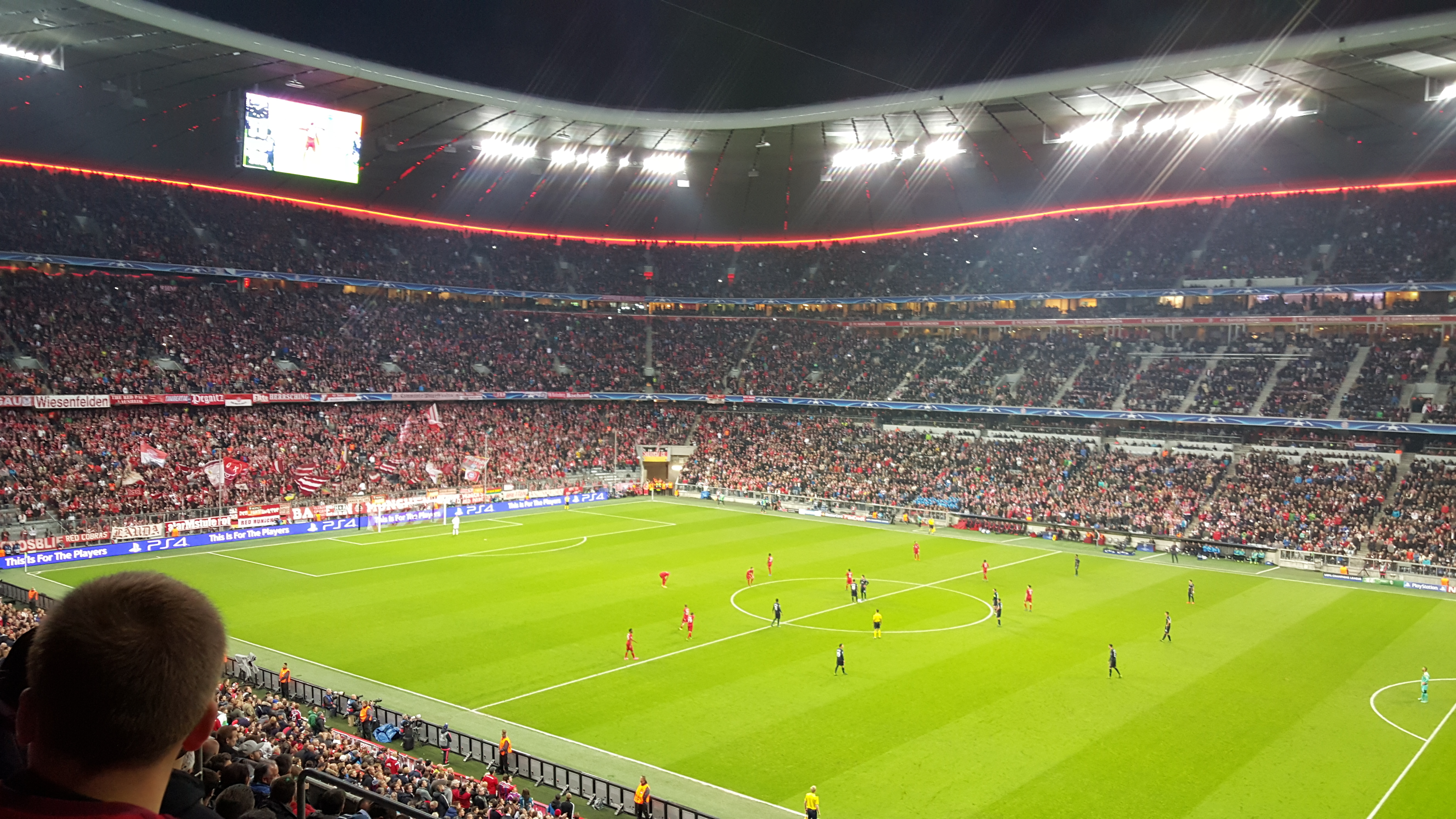 Die Allianz Arena hat schon viele große Fußballmomente erlebt. Auch diesmal soll es ein unvergesslicher Abend für den FC Bayern, seine Fans und natürlich auch für unsere beiden Gewinner werden. Foto. Ebersberger