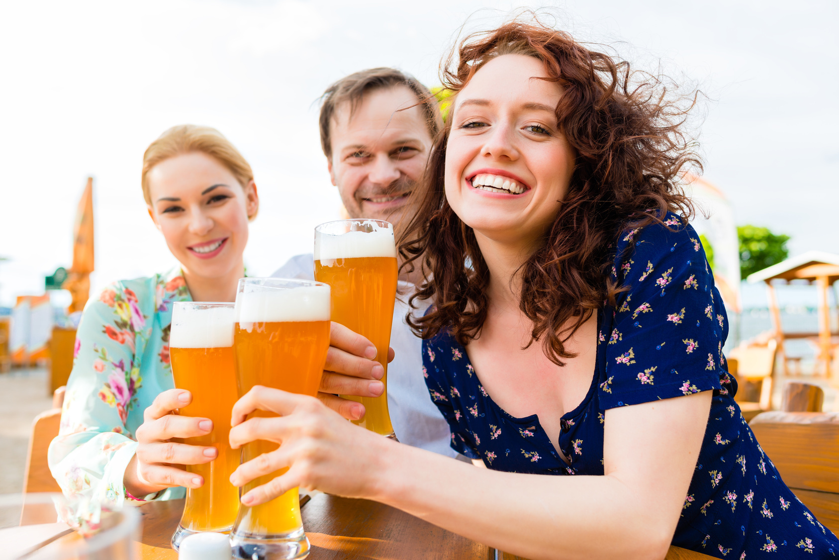Darauf freuen sich viele: Bei angenehmen Temperaturen ein kühles Bier im Freien genießen.