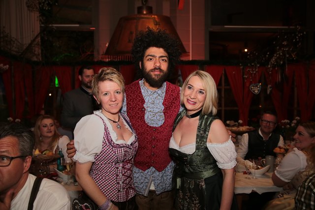 Nicht nur Teenies schwärmen für Promi-DJ Noah Becker, hier mit Höffner-Fürth-Chefin Simone Leuchauer (r.) und Breuninger-Marketing-Chefin Dagmar Munk. | Foto: © J. Friedrich