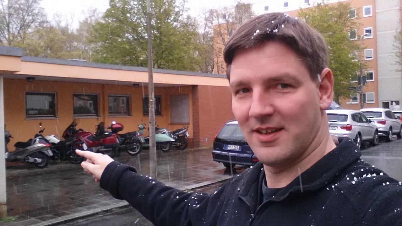 CSU Stadtrat Alexander Christ zeigt die ehemalige Polizeiwache, auf deren Grundstück die neuen Wohnungen entstehen sollen