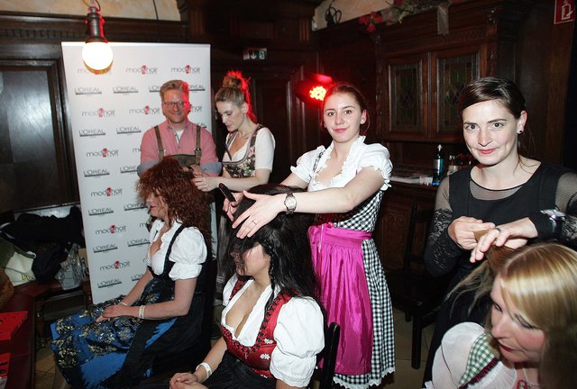 Die fleißigen Haarstylistinnen von mod’shair zauberten die tollsten Frisuren, sehr zur Freude von mod’shair-Inhaber Joachim Schlenkrich. | Foto: © J. König