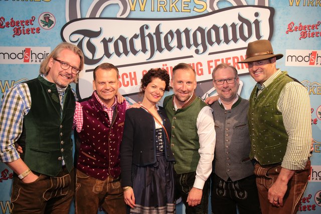 Gruppenbild bei der WIRKES Trachtengaudi: Steuerberater Oliver Dümpelmann, Danova-Geschäftsführer Armin Lutz, Anna Mentzel, Andreas und Simon Röschke und Georg Sorger (v.l.), Stadtreklame-Geschäftsführer. | Foto: © J. Friedrich