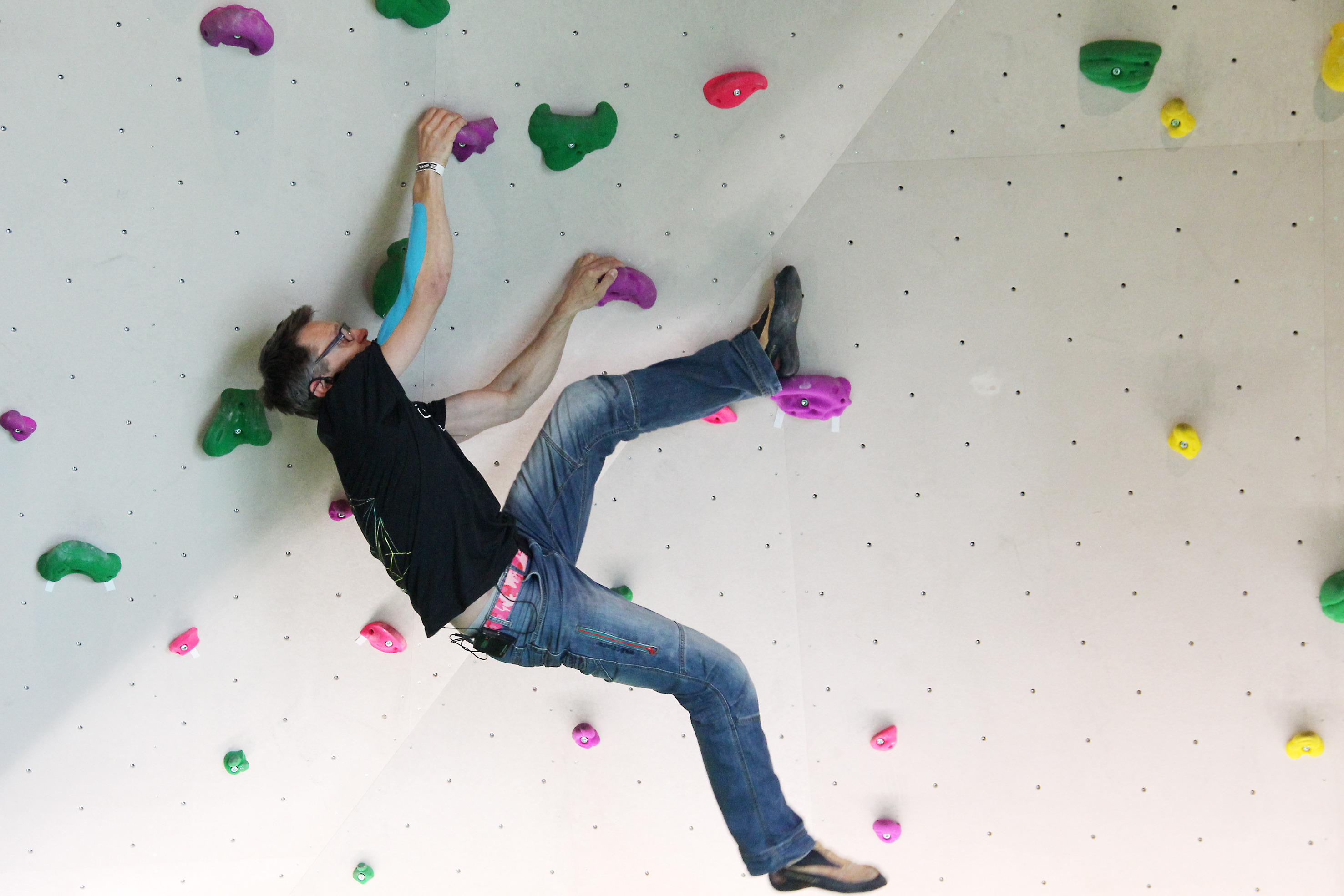 Hannes Huch, der Gründer des „Café Kraft“, erklomm mit sichtlicher Begeisterung die Boulder-Wand im Fürther FIT STAR.