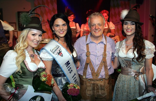 Bei der 1. WIRKES Trachtengaudi: Charivari-Programm-Chef Gerald Kappler mit MissTracht Stella Keller (2.v.l.), Elena Novoseltseva (r.), 2. Platz, und Tanja Schanderl, 3. Platz. | Foto: J. König