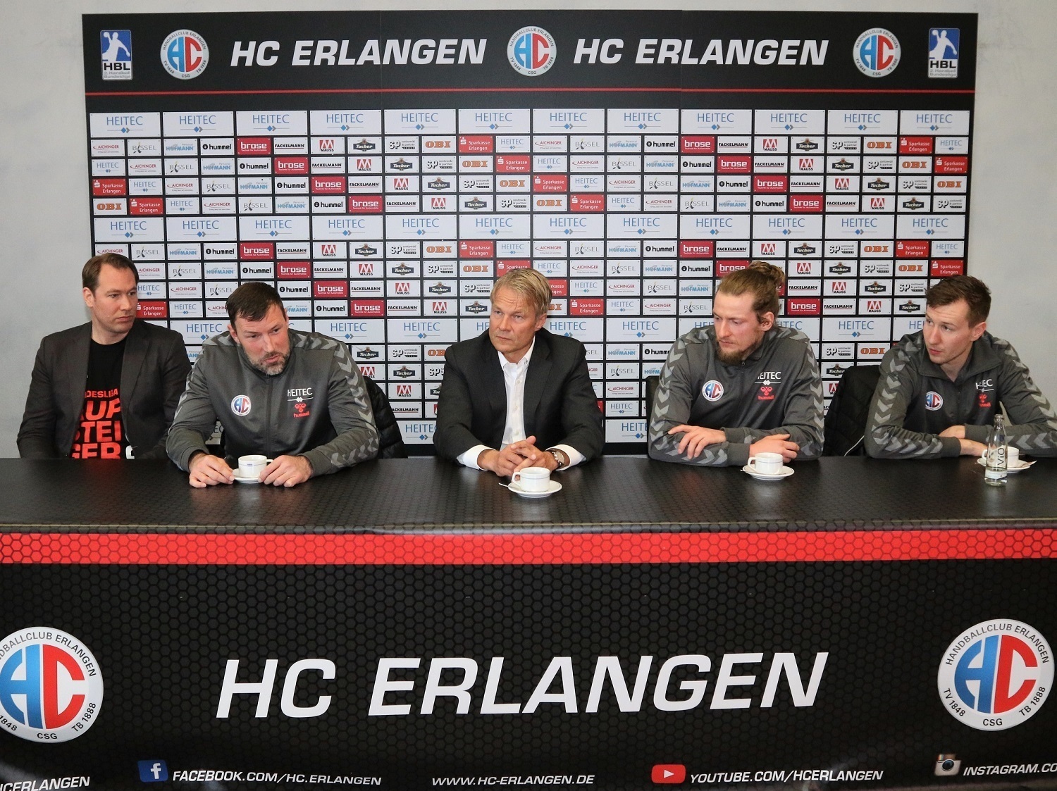 (Foto: hl-studios, Erlangen): Die Verantwortlichen des HC Erlangen bei der heutigen "Aufstiegs-Pressekonferenz"