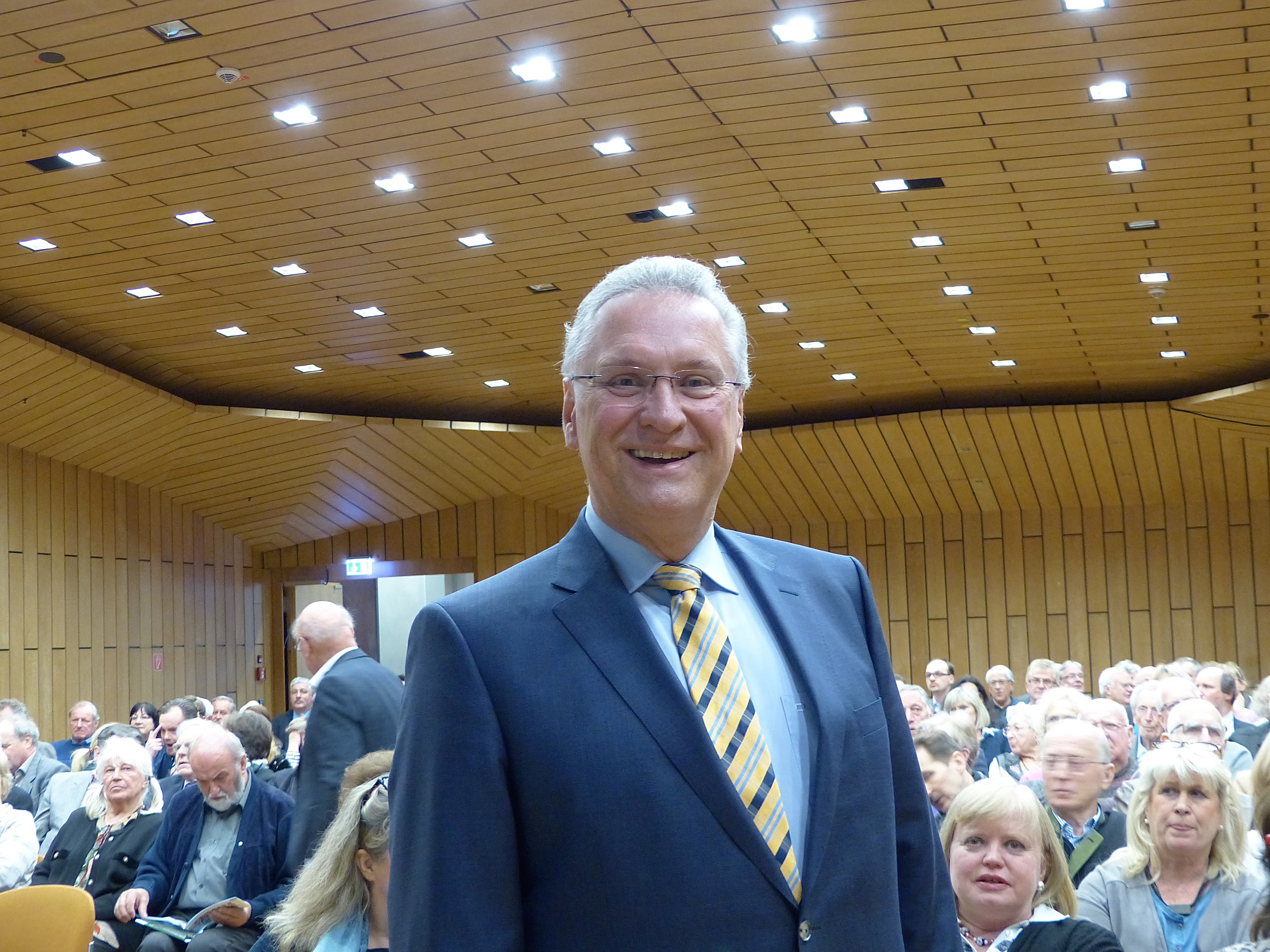 Vor gut besuchtem Hause präsentierte Staatsminister Joachim Herrmann seine überwiegend positiv ausfallende „Halbzeitbilanz“. Foto: Sebastian Faltenbacher
