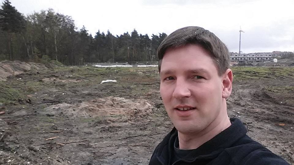 CSU Stadtrat Alexander Christ zeigt die Stelle, an der die neuen Straßen entstehen werden.